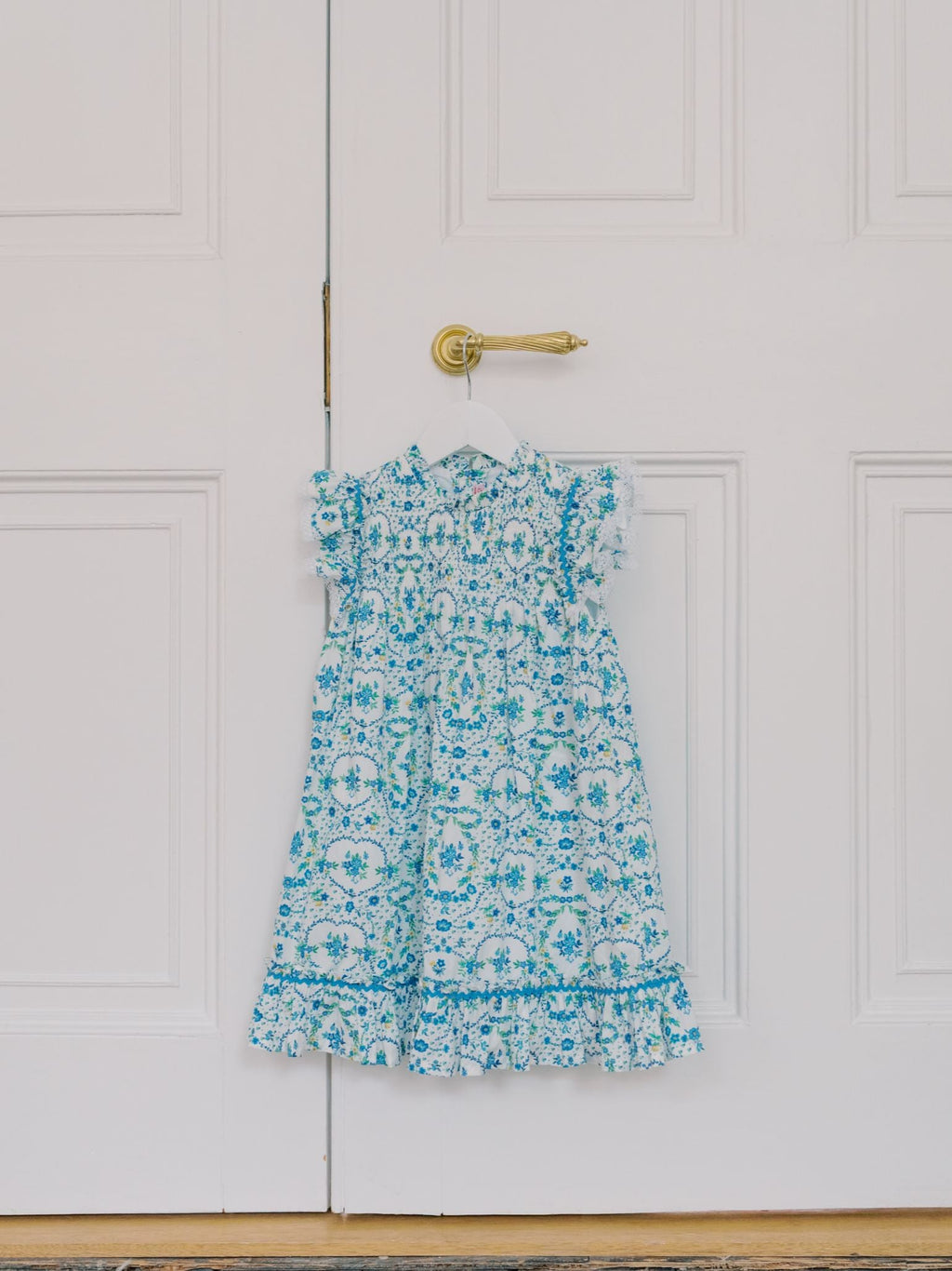 Robe empire fille à fleurs et nœud bleu