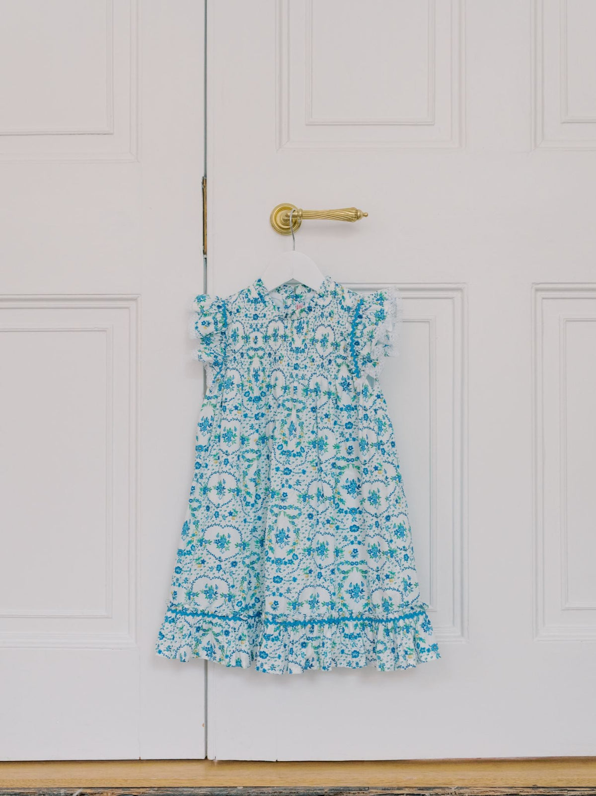 Robe empire fille à fleurs et nœud bleu